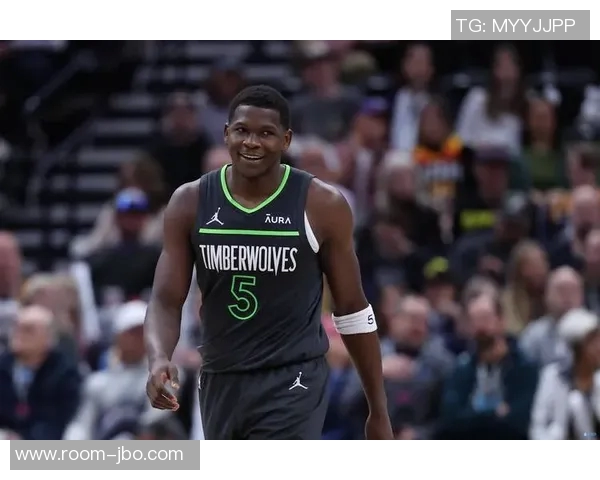 爱德华兹精准传球助攻戈贝尔轻松扣篮破包夹防守